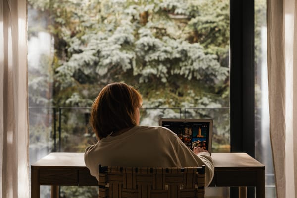 Working Remotely with Pets: Tips from Experienced Sitters
